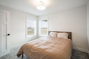 Hidden Treasure Retreat W/hot Tub & River Access 6 Bedroom Home