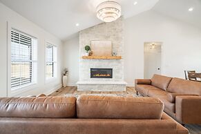 Hidden Treasure Retreat W/hot Tub & River Access 6 Bedroom Home