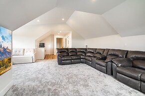 Hidden Treasure Retreat W/hot Tub & River Access 6 Bedroom Home