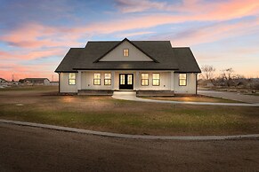 Hidden Treasure Retreat W/hot Tub & River Access 6 Bedroom Home