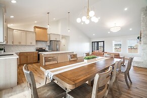 Hidden Treasure Retreat W/hot Tub & River Access 6 Bedroom Home