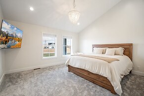 Hidden Treasure Retreat W/hot Tub & River Access 6 Bedroom Home