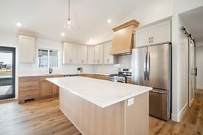 Hidden Treasure Retreat W/hot Tub & River Access 6 Bedroom Home