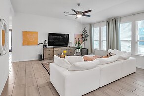 Modern Comfort - San Antonio Retreat 2 Bedroom Home