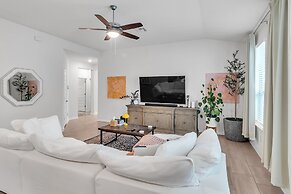 Modern Comfort - San Antonio Retreat 2 Bedroom Home