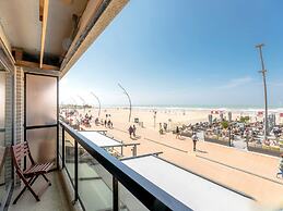 Spacious Pleasant Flat Located on the Seafront