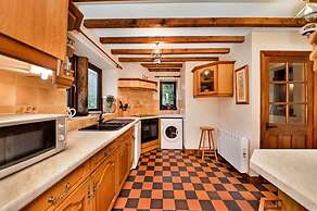 Cottage in Alstonefield Near Peak District Trails