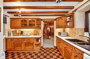 Cottage in Alstonefield Near Peak District Trails