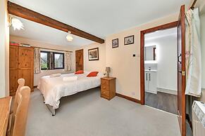 Cottage in Alstonefield Near Peak District Trails