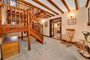 Cottage in Alstonefield Near Peak District Trails