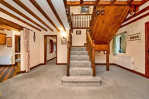 Cottage in Alstonefield Near Peak District Trails