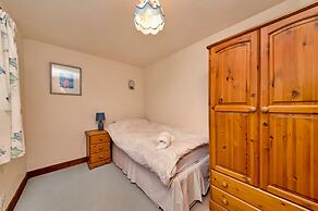Cottage in Alstonefield Near Peak District Trails