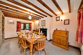 Cottage in Alstonefield Near Peak District Trails