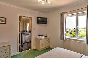Cottage in Whitestone With Garden & Games Room