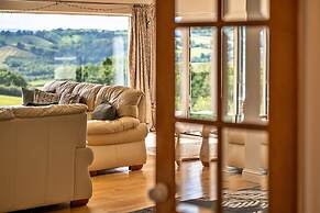 Cottage in Whitestone With Garden & Games Room