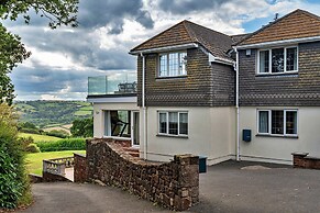 Cottage in Whitestone With Garden & Games Room