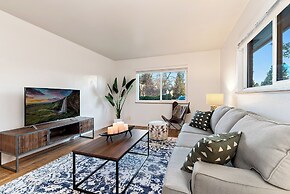 Ultimate Group Getaway Big Yard, Fire Pit, Grill