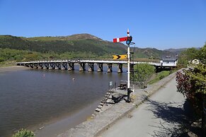 Cottage by Mawddach Trail With Stunning Views