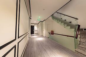 Azen Lakeside Hotel & Travel