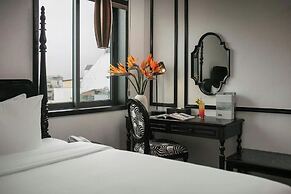 Azen Lakeside Hotel & Travel