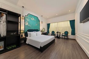 Azen Lakeside Hotel & Travel