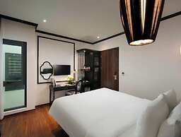 Azen Lakeside Hotel & Travel