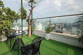 Azen Lakeside Hotel & Travel