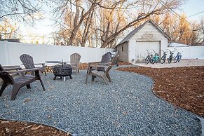 Greeley Station UNC Retreat w/ Fire Pit & Bikes