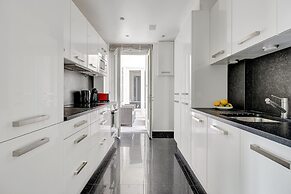 Elegant 3BR Arc de Triomphe