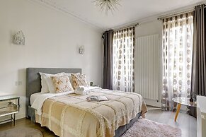 Elegant 3BR Arc de Triomphe