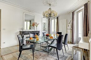 Elegant 3BR Arc de Triomphe