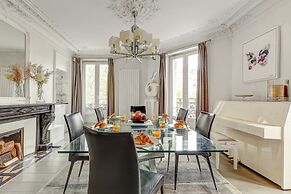 Elegant 3BR Arc de Triomphe