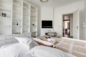 Elegant 3BR Arc de Triomphe