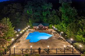 Knotty Pines - Lux Lodge Pool Theater Hot Tub