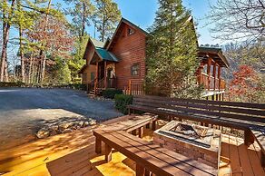 Knotty Pines - Lux Lodge Pool Theater Hot Tub