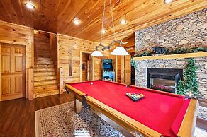 Knotty Pines - Lux Lodge Pool Theater Hot Tub