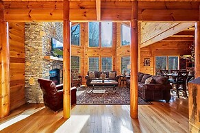 Knotty Pines - Lux Lodge Pool Theater Hot Tub