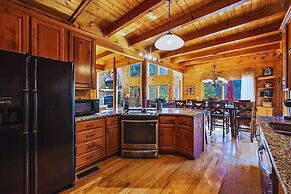 Knotty Pines - Lux Lodge Pool Theater Hot Tub