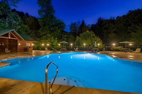 Knotty Pines - Lux Lodge Pool Theater Hot Tub