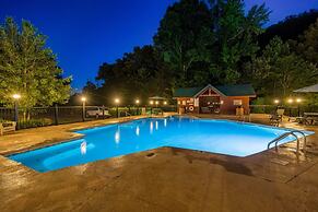 Knotty Pines - Lux Lodge Pool Theater Hot Tub