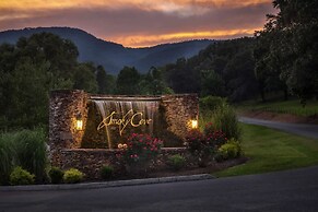 Knotty Pines - Lux Lodge Pool Theater Hot Tub