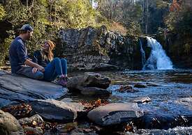 Knotty Pines - Lux Lodge Pool Theater Hot Tub