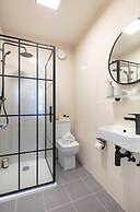 Modern 1BR Downtown Stay