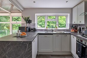 Cottage in Rowen by River & Pet-friendly Trails
