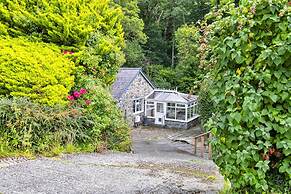 Cottage in Rowen by River & Pet-friendly Trails