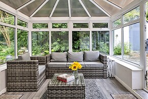Cottage in Rowen by River & Pet-friendly Trails