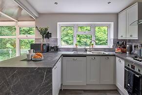 Cottage in Rowen by River & Pet-friendly Trails
