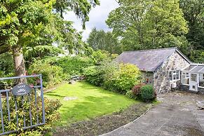 Cottage in Rowen by River & Pet-friendly Trails