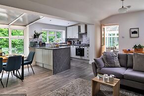 Cottage in Rowen by River & Pet-friendly Trails