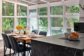 Cottage in Rowen by River & Pet-friendly Trails